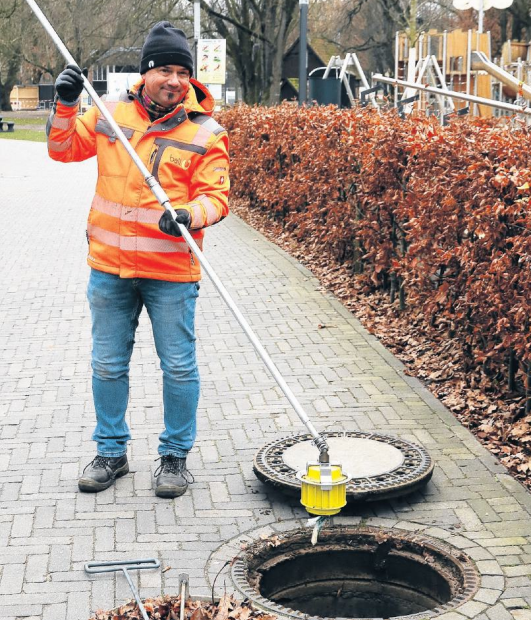 Mitarbeiter der Stadt Emsdetten zeigt die Anwendung der ball-b ToxProtect zur Rattenbekämpfung beim Einsetzen in den Kanalschacht.